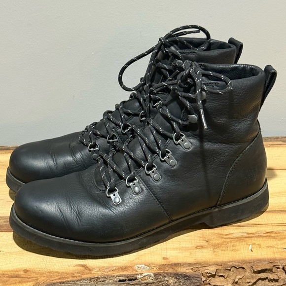 The North Face Waterproof Hiking Boots 100GRAM Primaloft Size 10.5 A34